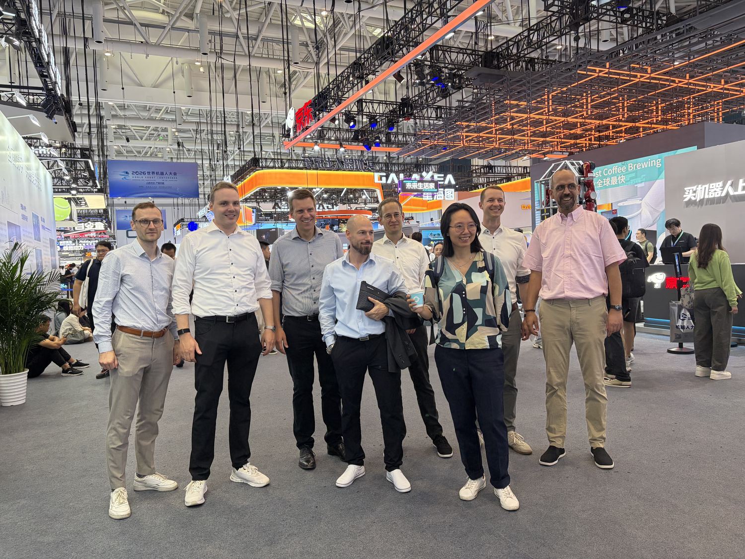Gruppenfoto in der Messehalle