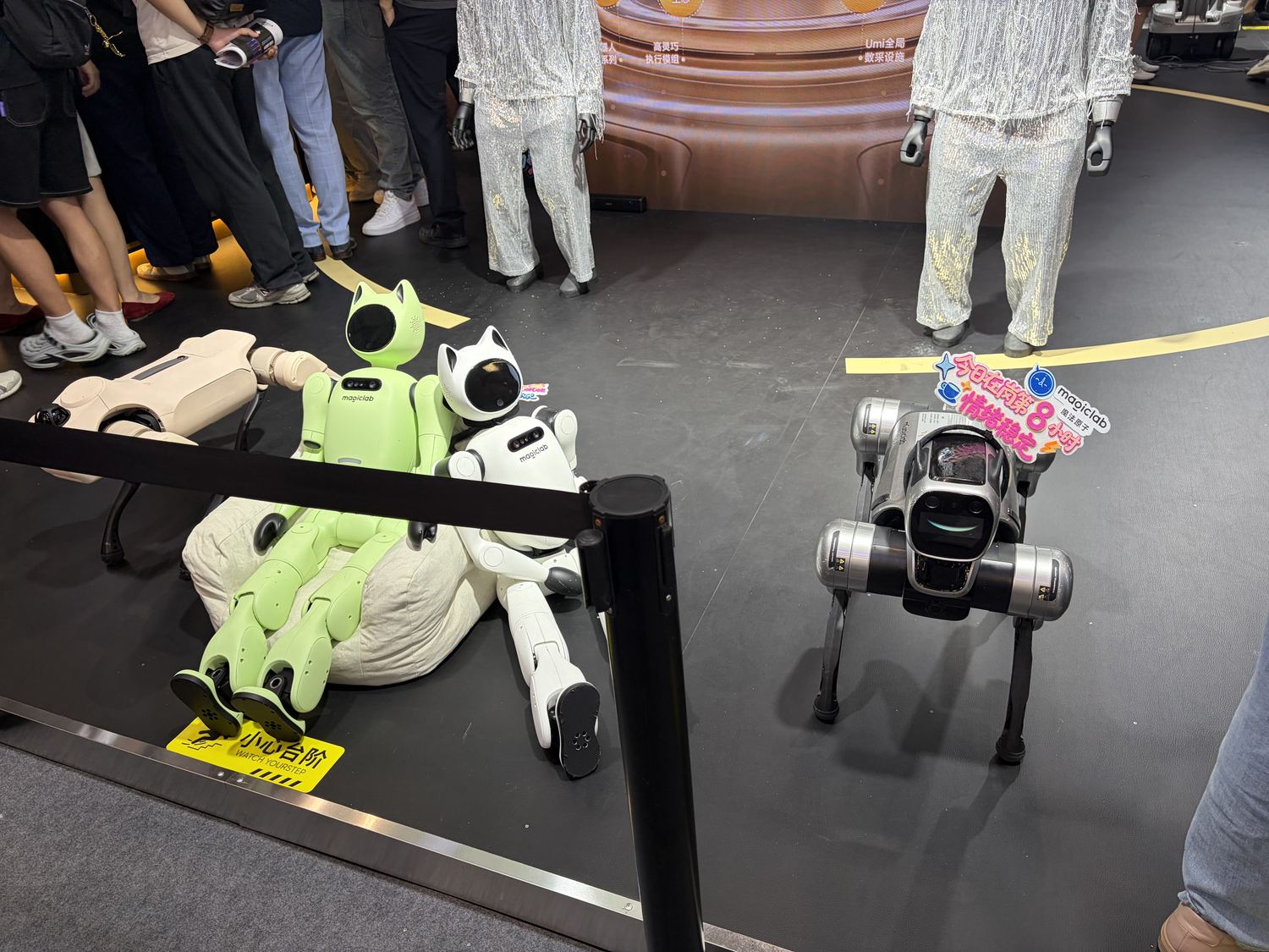 Roboterhunde auf der Messe