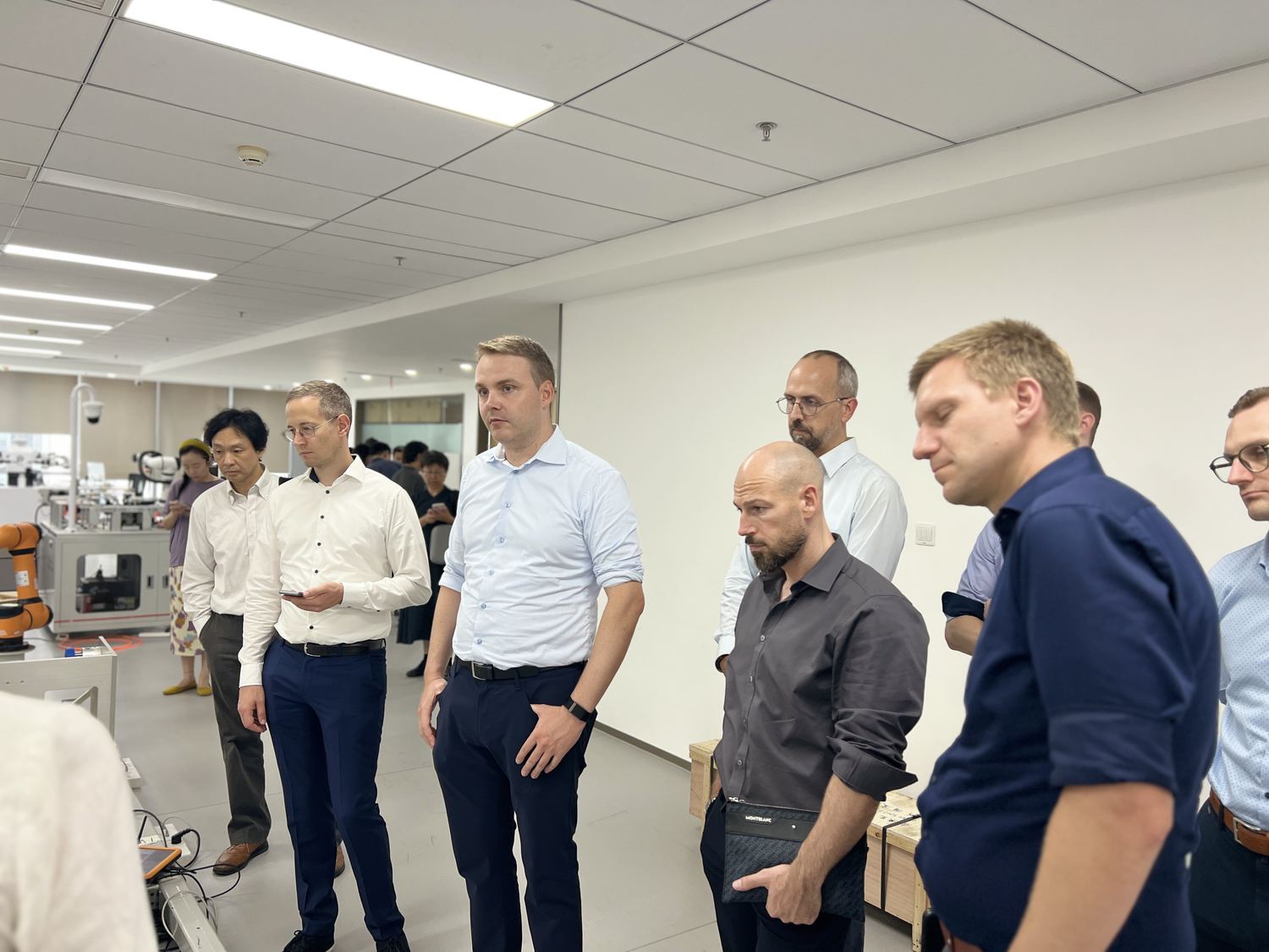 Teilnehmende in einem Robotik-Labor