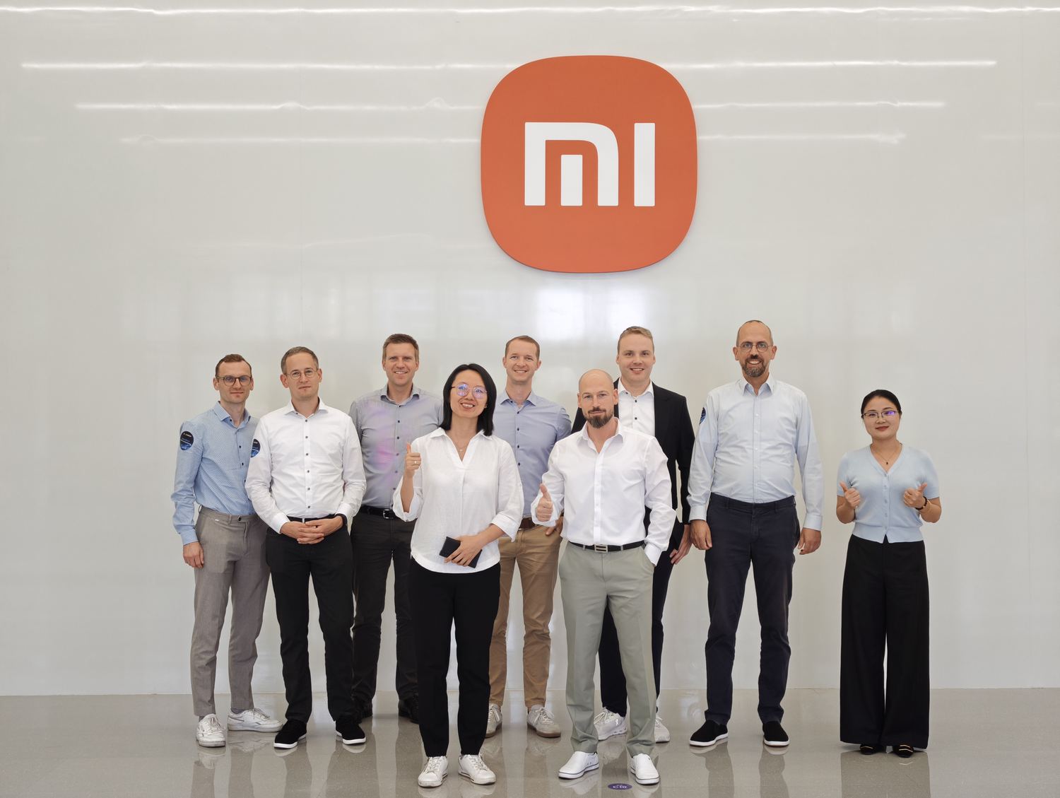 Gruppenfoto vor dem Xiaomi-Logo
